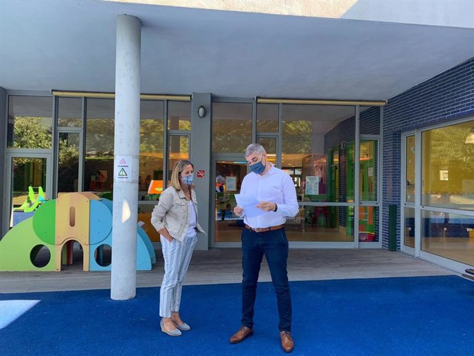 Amaia del Campo y Jorge Díaz en la escuela infantil de Arteagabeitia, en Barakaldo.