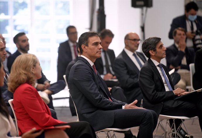 El presidente del Gobierno, Pedro Sánchez (c) junto con la vicepresidenta y ministra de Asuntos Económicos y Transformación Digital, Nadia Calviño (i) durante la presentación de la agenda 'España Digital 2025 en Moncloa, Madrid (España), a 23 de julio 