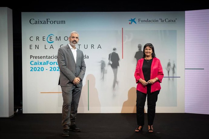 El director del Área de Cultura de la Fundació La Caixa Ignasi Miró y la directora general adjunta de la Fundación La Caixa Elisa Durán, en la rueda de prensa de presentación de la temporada de la red de museos CaixaForum