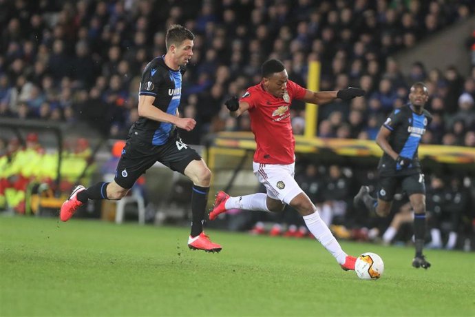 Brandon Mechele durante un partido del Brujas ante el Manchester United de la Liga Europa 2019-2020