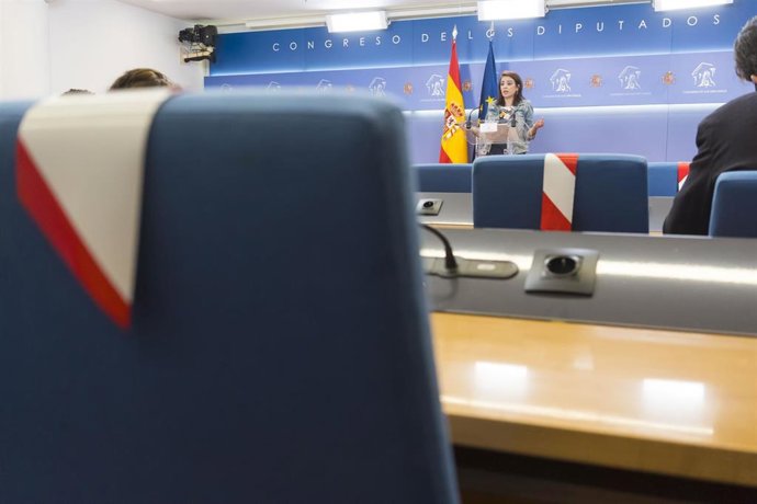 Vista de las sillas con bandas que prohíben sentarse en algunas de ellas para mantener la distancia de seguridad durante la rueda de prensa en el Congreso de la portavoz del PSOE, Adriana Lastra, tras la reunión de la Junta de Portavoces