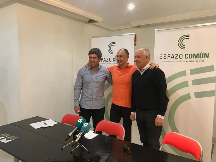 José Ramón Dacosta, Óscar Pérez Carral y Manuel 'Pachi' de Vázquez, de Espazo Común, en la rueda de prensa