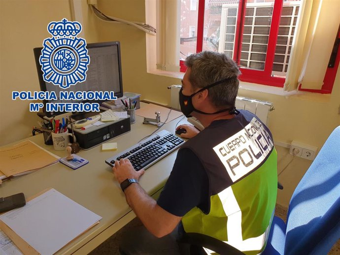 Un agente de la UDEF de la Comisaría Provincial de Jaén.