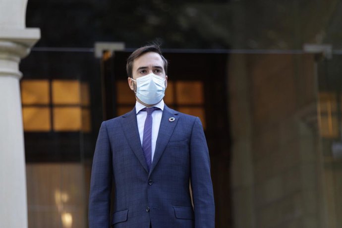 El consejero de Turismo, Comercio y Turismo, Javier Hurtado, se dirige al Palacio de Ajuria Enea para tomar posesión de su cargo en la XII Legislatura del Gobierno Vasco , en Vitoria-Gasteiz, Álava (Euskadi), a 8 de septiembre de 2020.