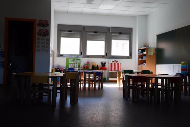 Sillas y mesas de un aula en el interior del Colegio Nobelis de Valdemoro, que debido a la pandemia del coronavirus tendrá que acondicionar sus aulas con medidas de distanciamiento e higiene para el nuevo curso escolar 2019-2020. En Valdemoro, Madrid (Esp