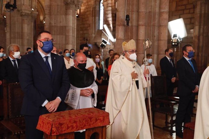 El arzobispo de Oviedo, Jesús Sanz Montes, pasa al lado del presidente del Principado, Adrián Barbón, al dirigirse al altar de la Basílica de Covadonga