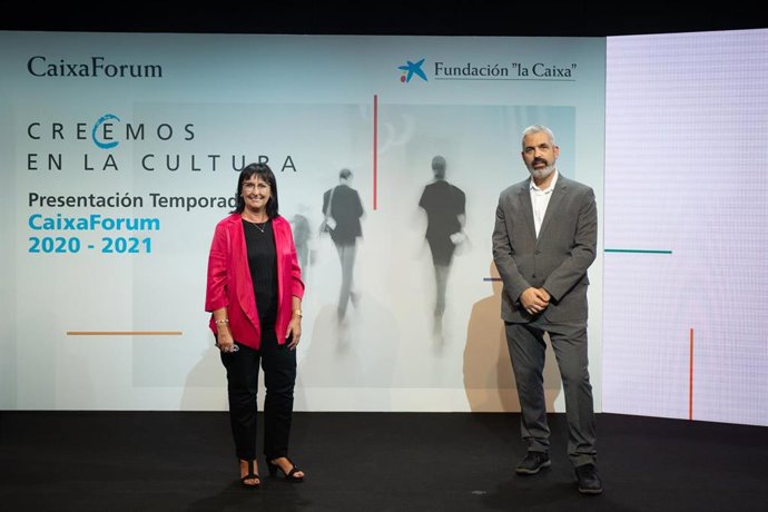 La directora general adjunta de la Fundación La Caixa, Elisa Durán, y el director del Área de Cultura, Ignasi Miró, durante la presentación presencial y telemática de la temporada de los centros CaixaForum. En Barcelona, Catalunya, (España), a 8 de sept