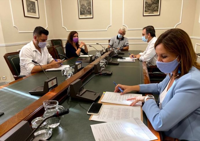 María josé Catalá, la primera en la imagen con Ribó al fondo