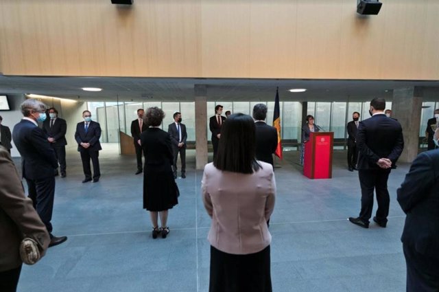 Las autoridades andorranas, con mascarilla y separadas por un metro y medio, escuchan el discurso pronunciado por la síndica general, Roser Suñé.