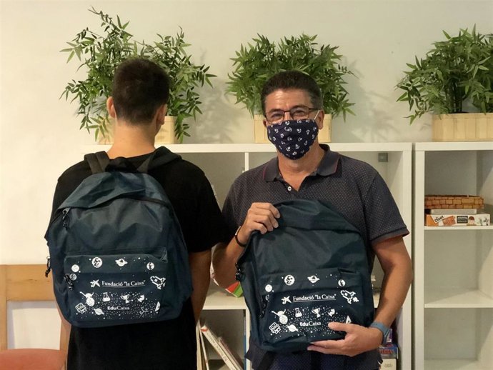 Kits escolares entregados por la Fundación 'la Caixa' y Caixabank.