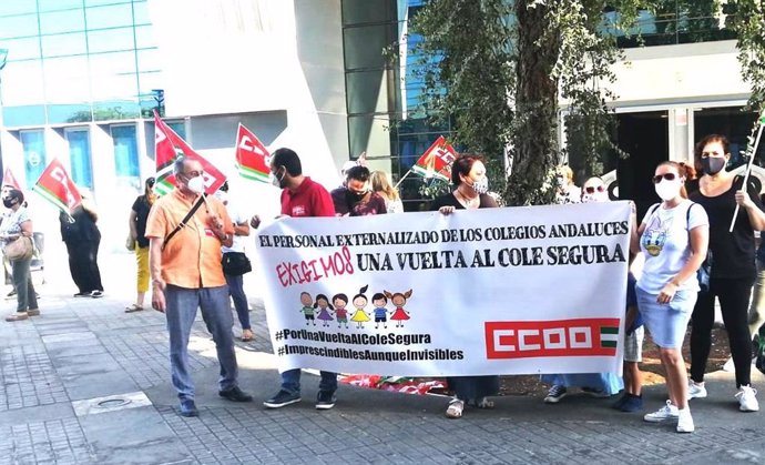 CCOO se concentra en Sevilla para exigir una vuelta "segura" a las aulsa para el personal exteranalizado