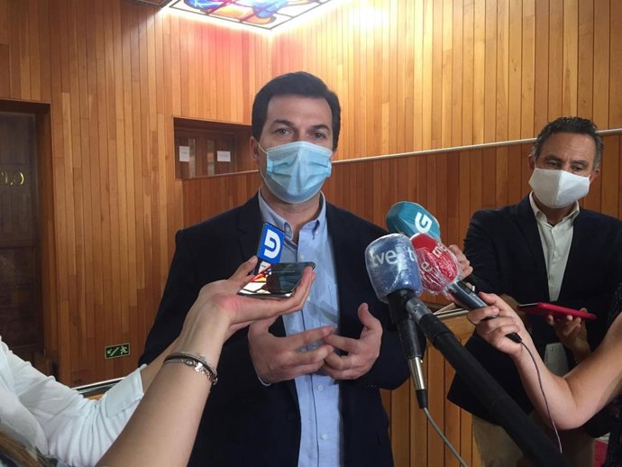 El secretario xeral del PSdeG, Gonzalo Caballero, en declaraciones a los medios en los pasillos de la Cámara.