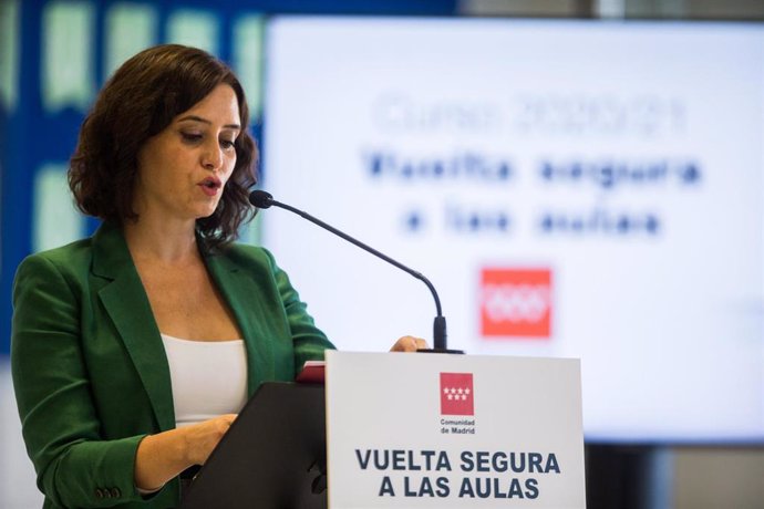 La presidenta de la Comunidad de Madrid, Isabel Díaz Ayuso, interviene durante su visita programada con motivo del inicio del curso escolar 2020/21 en el CEIP Francisco de Orellana de Arroyomolinos
