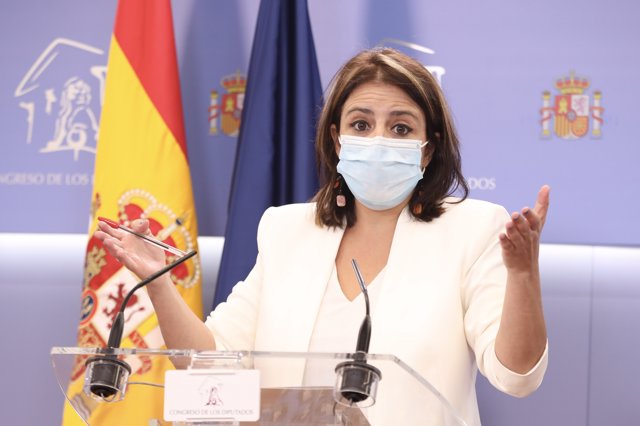 La portavoz del PSOE en el Congreso de los Diputados, Adriana Lastra, durante su intervención en la rueda de prensa convocada ante los medios.