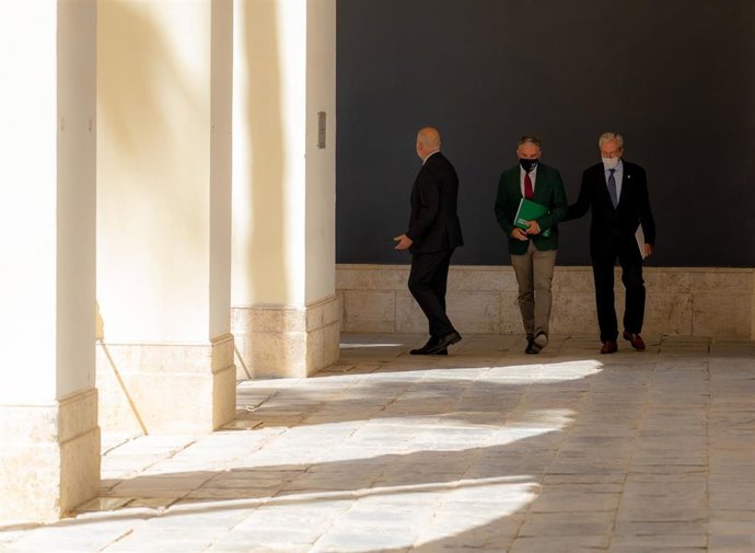 Eel consejero de la Presidencia, Administración Pública e Interior y portavoz del Gobierno, Elías Bendodo (c), el consejero de Educación y Deporte, Javier Imbroda (1i), y el consejero de Transformación Económica, Industria, Conocimiento y Universidades,