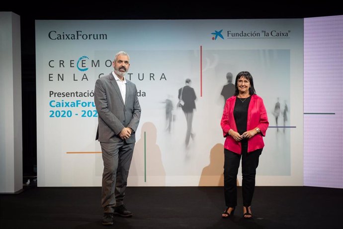 La directora general adjunta de la Fundación La Caixa, Elisa Durán, y el director del Área de Cultura, Ignasi Miró, durante la presentación de la temporada de los centros CaixaForum. 