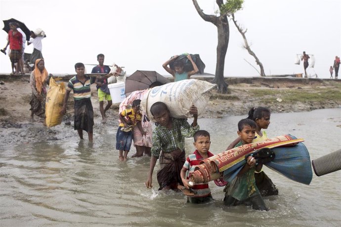 Refugiados rohingyas cruzan hacia Bangladesh huyendo de la represión en el estado birmano de Rajine en 2017