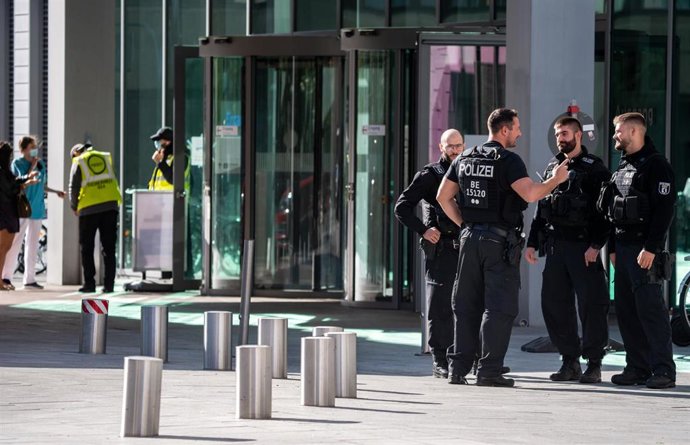Vigilancia policial frente al hospital Charité de Berlín
