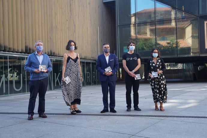 Andoni Martínez Barañano en la presentación del disco junto al pianista Mario Lerena,  la diputada foral de Euskera y Cultura, Lorea Bilbao, la alcaldesa de Getxo, Amaia Agirre, y el director de Caritas Bizkaia, Carlos Bargos.