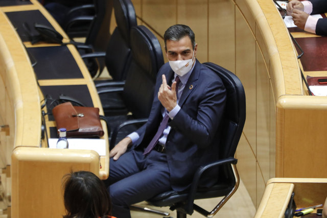 El presidente del Gobierno, Pedro Sánchez, sentado en el Senado, antes de intervenir en la primera sesión plenaria tras el parón estival, en Madrid (España), a 8 de septiembre de 2020.