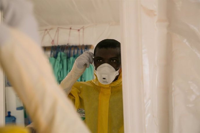 El doctor Thomas Massaquoi, del 34 Military Hospital, Trials Clinician: RAPIDE-TKM trial team, contra el ébola
