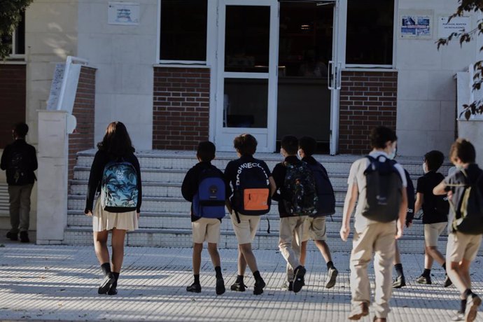 Alumnos del Colegio Privado Alameda de Osuna entran a clase desde el patio en el primer día del curso escolar 2020-2021