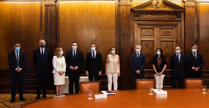 El presidente del PP, Pablo Casado, se reúne con el presidente de la Conferencia de Rectores de Universidades Españolas (CRUE), José Carlos Gómez Villamandos en el Congreso