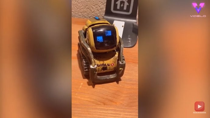 Estudiante de ingeniería tiene un robot Wall-E como mascota de escritorio
