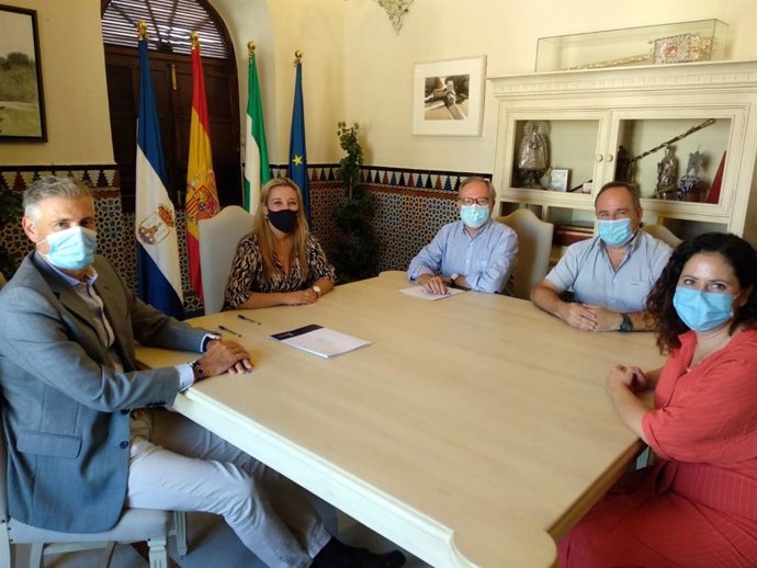 La alcaldesa de Alcalá de Guadaíra, Ana Isabel Jiménez, ha rubricado el acuerdo y compromiso de colaboración con el representante de esta entidad, Mariano Pérez de Ayala, acompañado de Antonio Muñoz, coordinador de Cáritas Arciprestal de Alcalá.