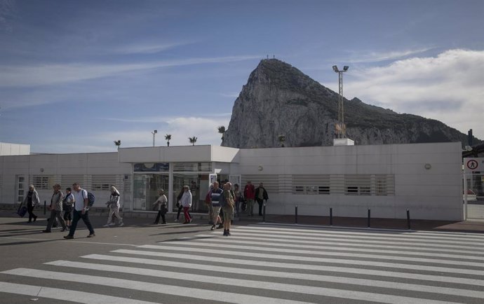 Personas tras cruzar la aduana del paso con Gibraltar. En La Línea de la Concepción.