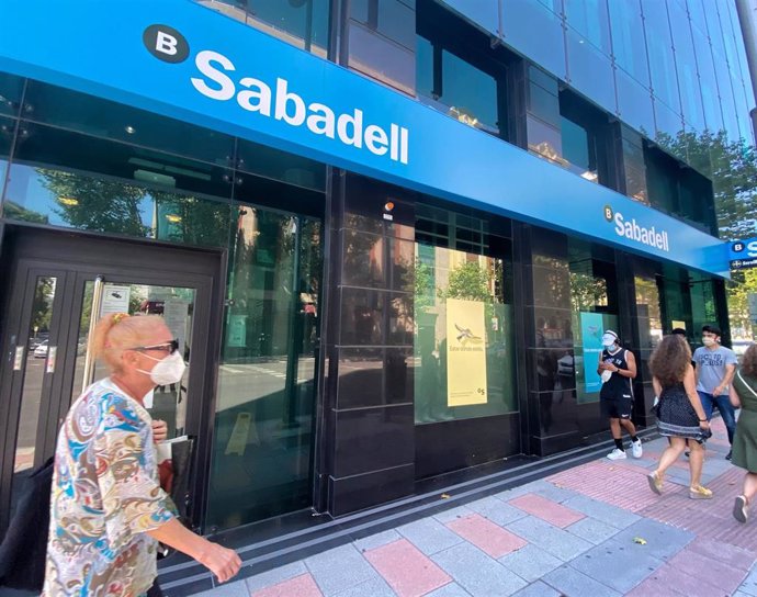 Una oficina del Banco Sabadell en Madrid (España), a 31 de julio de 2020.