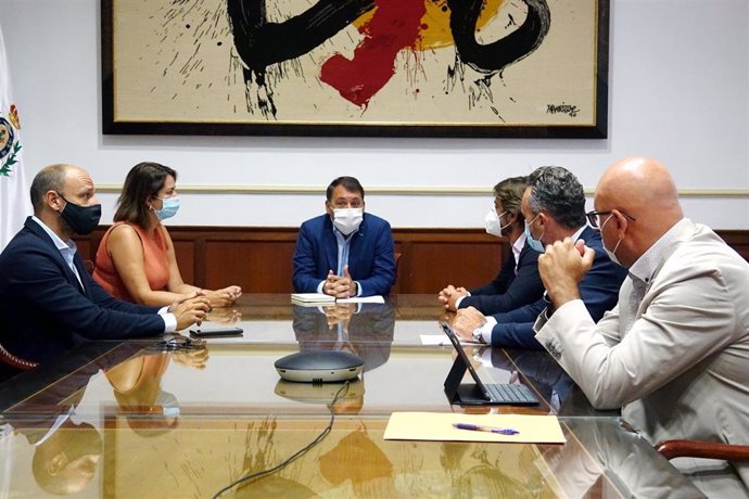 El alcalde de Santa Cruz de Tenerife, José Manuel Bermúdez, en una reunión con la junta directiva de Ashotel