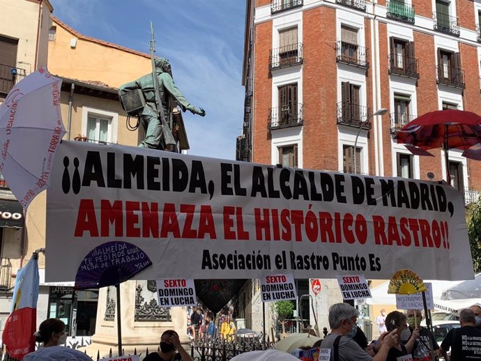 Concentración de los comerciantes y vendedores ambulantes de El Rastro para reclamar la reapertura del mercadillo.