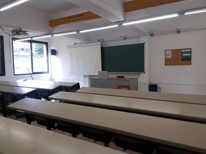 Una aula buida de la Facultat de Comunicació de la UAB