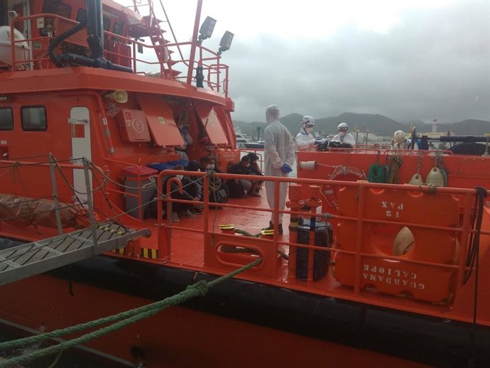 Llegada de los migrantes al Puerto de Ibiza.