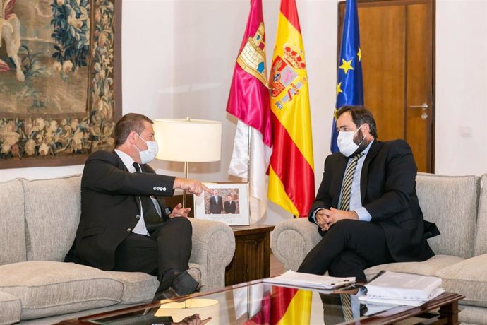 El presidente de C-LM, Emiliano García-Page, se reúne con el presidente regional del PP, Paco Núñez.