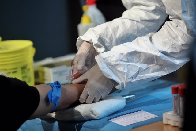 Un sanitario saca sangre a una mujer en el Centro de las Artes Auditorium Municipal de Arroyomolinos, Madrid (España)