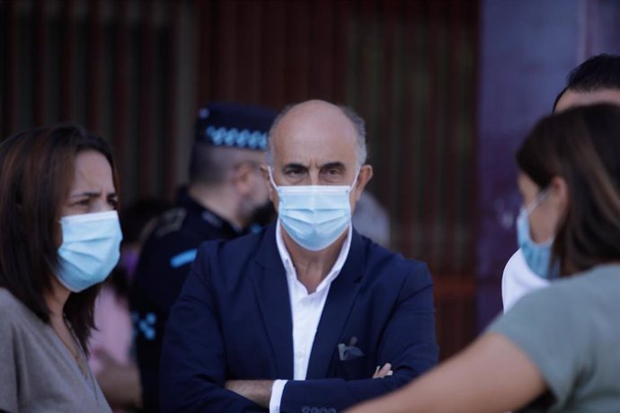 El viceconsejero madrileño de Salud Pública y Plan Covid-19, Antonio Zapatero, durante su visita al dispositivo instalado en Fuenlabrada para la realización de pruebas PCR. En Fuenlabrada, Madrid, (España), a 27 de agosto de 2020.