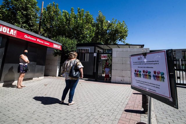 Personas en las puertas del Liceo Francés, en Madrid (España)