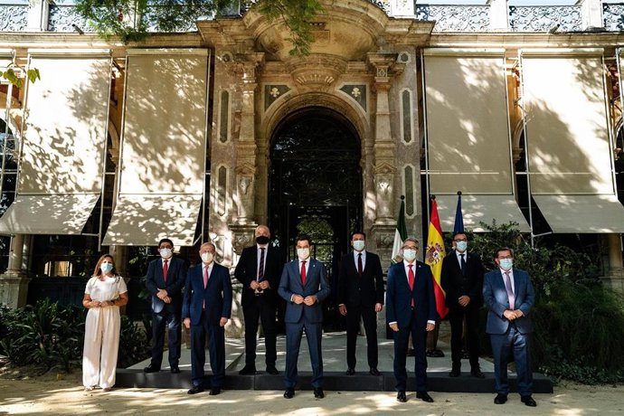 Reunión del presidente de la Junta de Andalucía con los presidentes de las diputaciones provinciales.