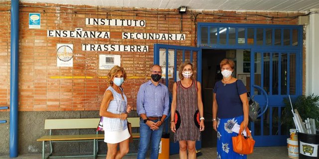 La delegada de Educación, Deporte, Igualdad, Políticas Sociales y Conciliación en la provincia, Inmaculada Troncoso, durante su visita al Instituto de Educación Secundaria (IES) Trassierra de Córdoba capital