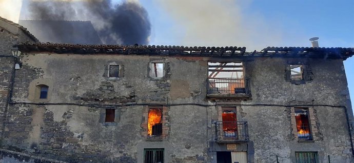 Un incendio destruye una casa y afecta a la iglesia de Aspurz, sin causar heridos.