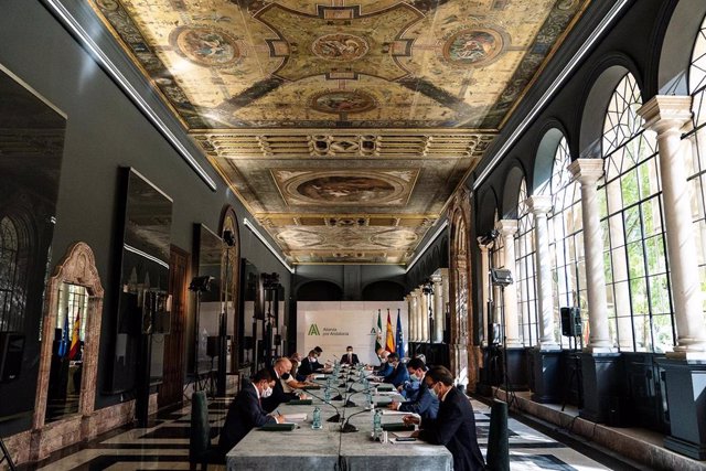 Reunión del presidente de la Junta de Andalucía, Juanma Moreno, con los presidentes de las diputaciones provinciales andaluzas.