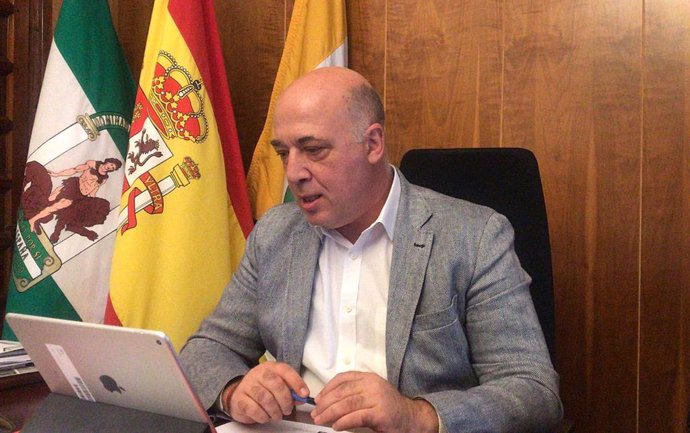 El presidente de la Diputación de Córdoba, Antonio Ruiz, durante un encuentro telemático con el Consejo de Alcaldes