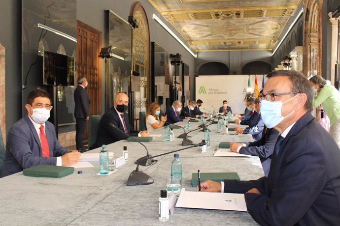 El presidente de la Diputación de Jaén, Francisco Reyes (i), en la reunión del presidente de la Junta de Andalucía con los presidentes de diputaciones andaluzas.