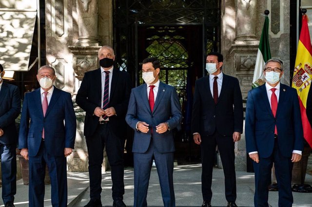 Reunión del presidente de la Junta de Andalucía, Juanma Moreno, con los presidentes de las diputaciones andaluzas.