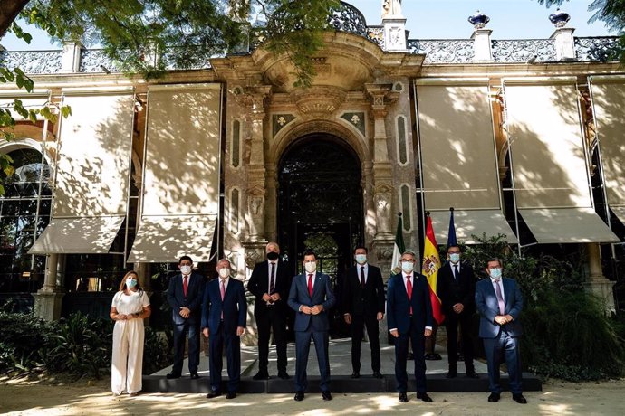 Foto de familia de Juanma Moreno y los presidentes de las diputaciones provinciales andaluzas