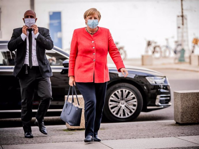 La canciller de Alemania, Angela Merkel, llegando con mascarilla a una reunión de grupos parlamentarios en el Bundestag