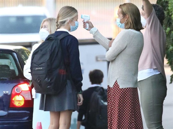 La futura Reina de España ha cumplido con el protocolo anti Covid el primer día de colegio, al que ha llegado acompañada por Don Felipe