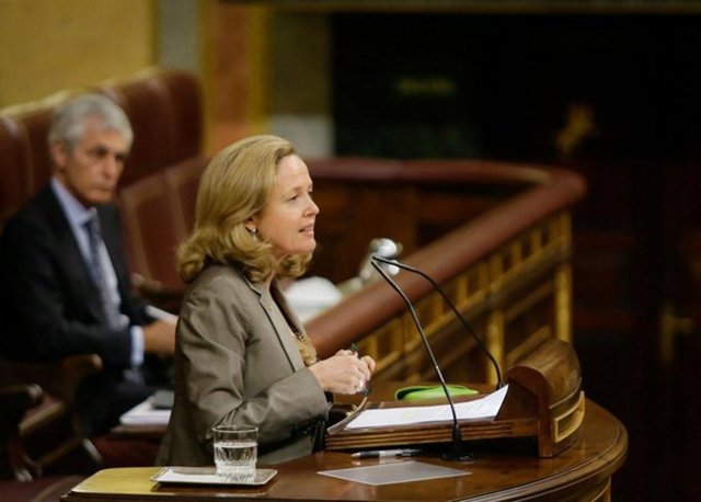 La vicepresidenta de Asuntos Económicos, Nadia Calviño, ante el Pleno del Congreso